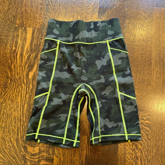 Bandier x All Access Center Stage Pocket Biker Short in Olive Camo - Picture 4 of 7